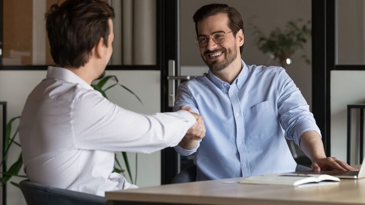 Aumento salarial serve de estímulo para manter o desempenho dos funcionários (Imagem: fizkes | Shutterstock)