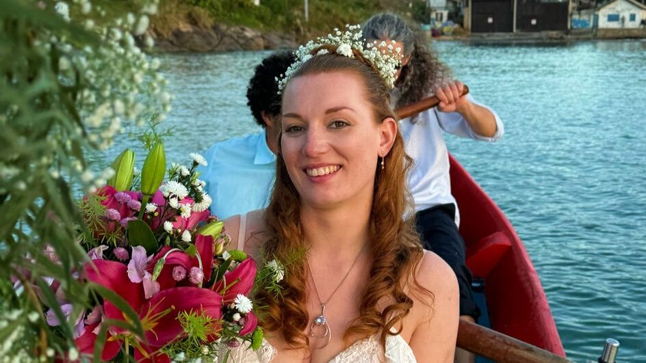 Noiva chega de canoa em casamento no Sul de SC