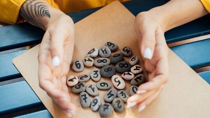 Os números indicam que o mês será favorável para equilibrar a reflexão interna e a ação externa (Imagem: Nikolay132 | Shutterstock)