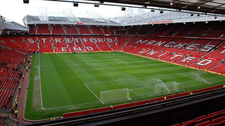 Old Trafford será palco de Manchester x Fulham (Foto: East Stand, Wikimedia Commons, Reprodução)