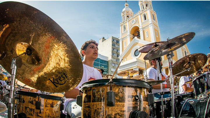 Orquestra de Baterias e Chitãozinho e Xororó estão entre as atrações do fim de semana em Florianópolis