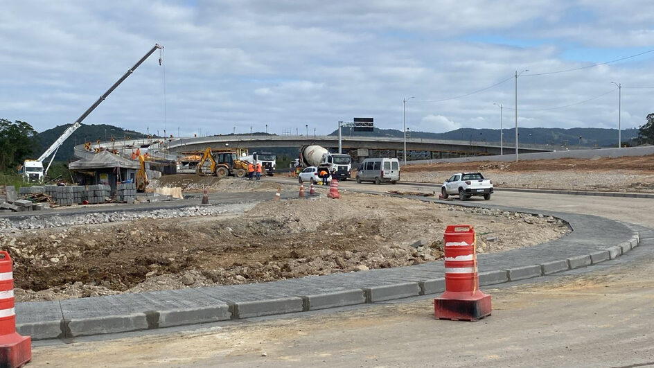 Obras com máquinas pesadas seguem no elevado da Guarda do Cubatão, há 8 dias da inauguração da rodovia (Foto: Zé Maia, CBN Floripa)