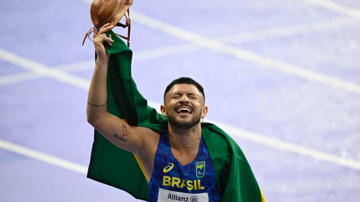 Petrúcio Ferreira comemora o ouro dos 100m em Paris — Foto: Douglas Magno/CPB