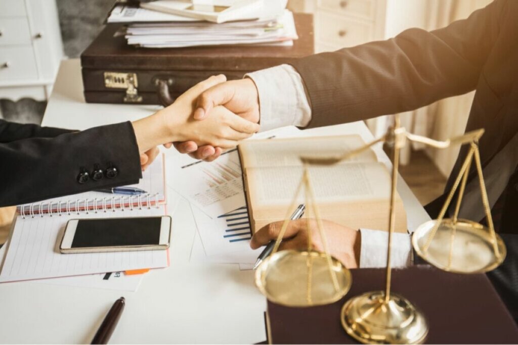 Direito Público e Privado têm conceitos diferentes (Imagem: PanuShot | Shutterstock)