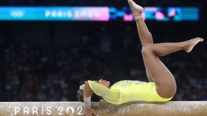 Rebeca Andrade na trave na ginástica artística (Foto: Luiza Moraes, COB)