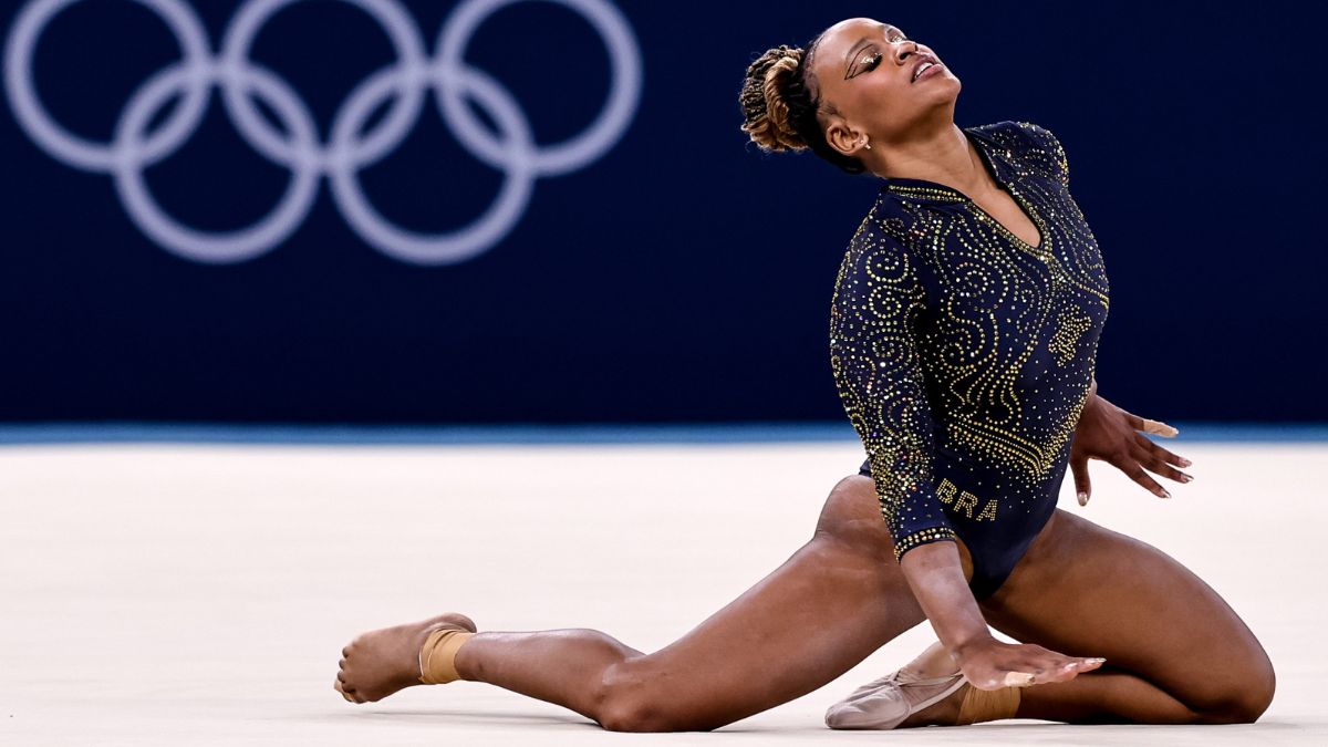 Rebeca Andrade no solo da ginástica artística (Foto: Miriam Jeske, COB)