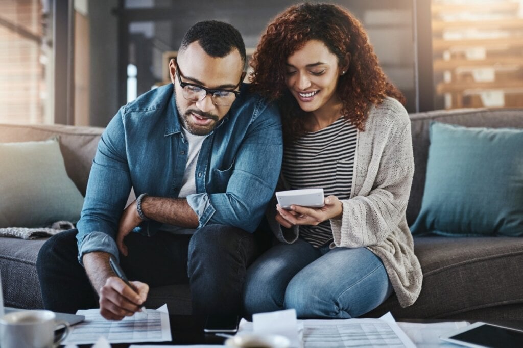 Reduzir as despesas é uma boa forma de garantir um financiamento com condições mais favoráveis (Imagem: PeopleImages.com – Yuri A | Shutterstock)
