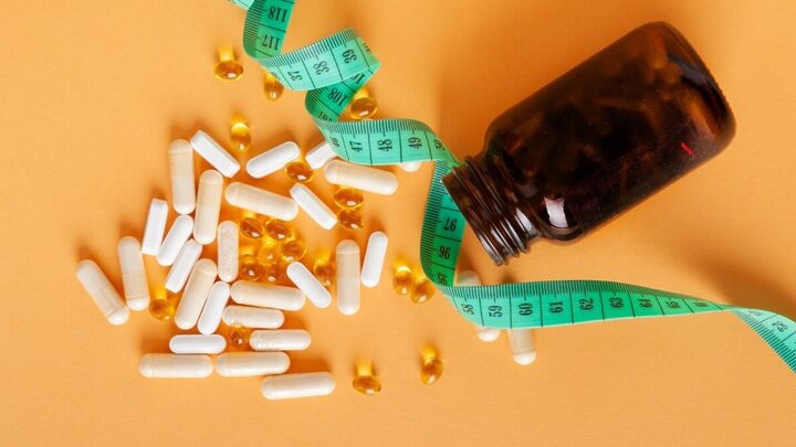 Uso de medicamentos para emagrecer sem indicação tem preocupado especialistas (Imagem: Artem Stepanov | Shutterstock)