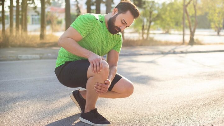 Exercícios para fortalecer os joelhos reduzem os riscos de lesões e aliviam as dores (Imagem: Hazal Ak | Shutterstock)