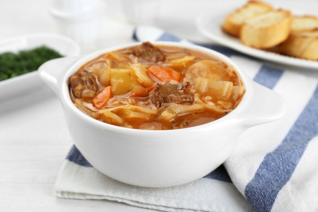 Sopa de músculo com legumes e macarrão (Imagem: sweet marshmallow | Shutterstock)