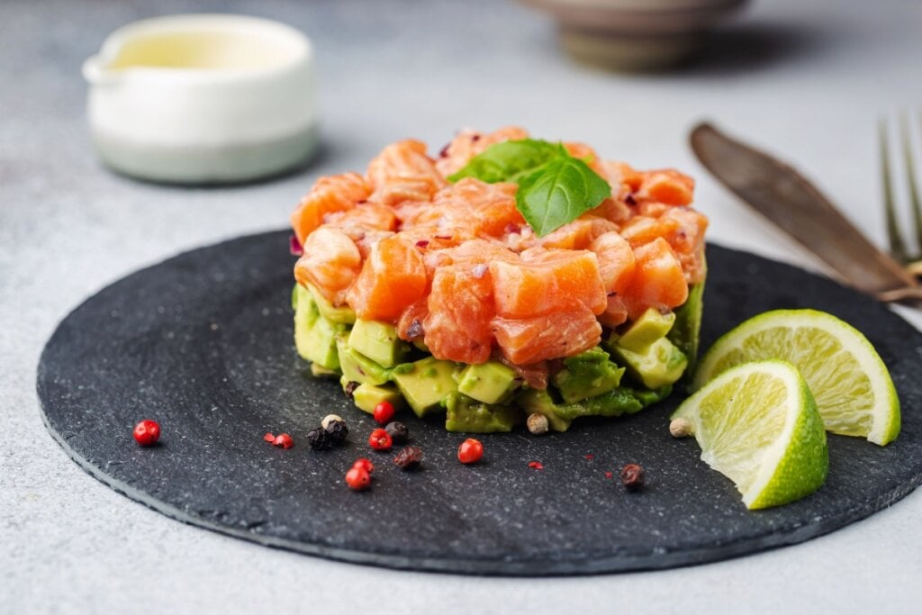 Tartar de salmão com abacate (Imagem: Goskova Tatiana | Shutterstock)