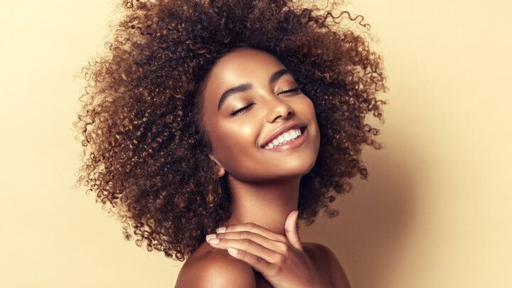 A transição capilar transforma um cabelo quimicamente modificado em natural (Imagem: Sofia Zhuravetc | Shutterstock)