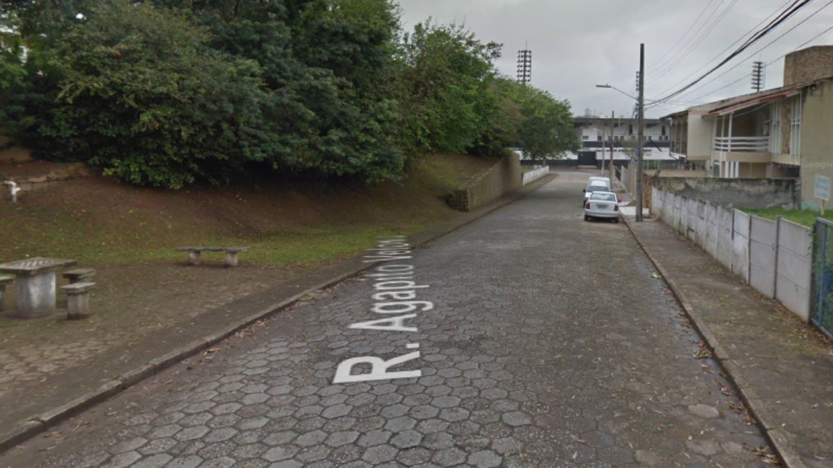 Trânsito em rua no bairro Canto, em Florianópolis, é totalmente interditado