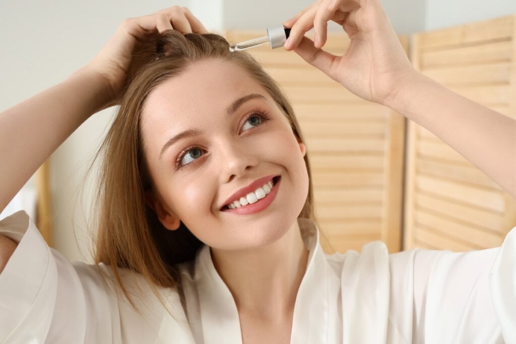 Antes de escolher o tratamento para o cabelo, é importante identificar as necessidades do fio (Imagem: Pixel-Shot | Shutterstock)