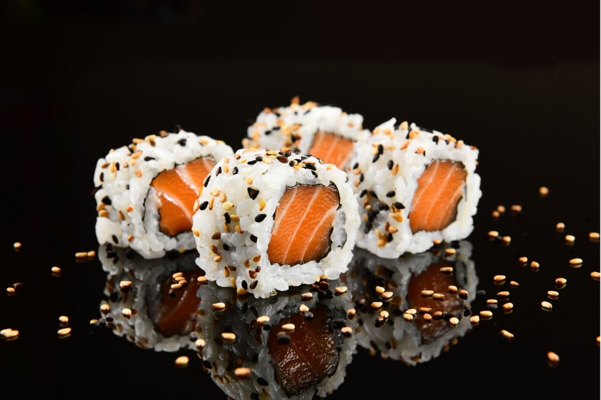 Uramaki de salmão (sushi invertido)
(Imagem: Marcelo_Krelling | Shutterstock)