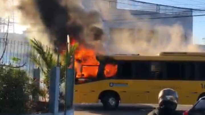 VÍDEO Incêndio em ônibus e barricadas causam caos no Norte de Florianópolis