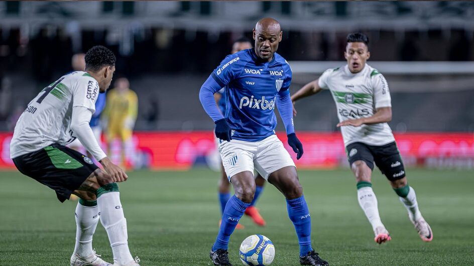 Vagner Love passou em branco, apesar das oportunidades contra o Coritiba (Foto: Léo Piva, Avaí FC)