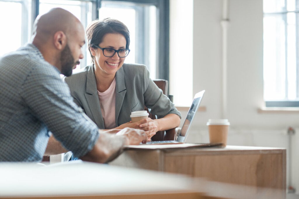 Manter uma comunica&ccedil;&atilde;o transparente e aberta com os trabalhadores &eacute; fundamental para construir um ambiente de confian&ccedil;a e engajamento (Imagem: Pressmaster | Shutterstock)