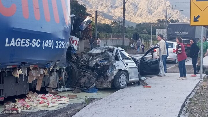Carro é prensado por caminhões e duas pessoas morrem na Serra Dona Francisca, em Joinville