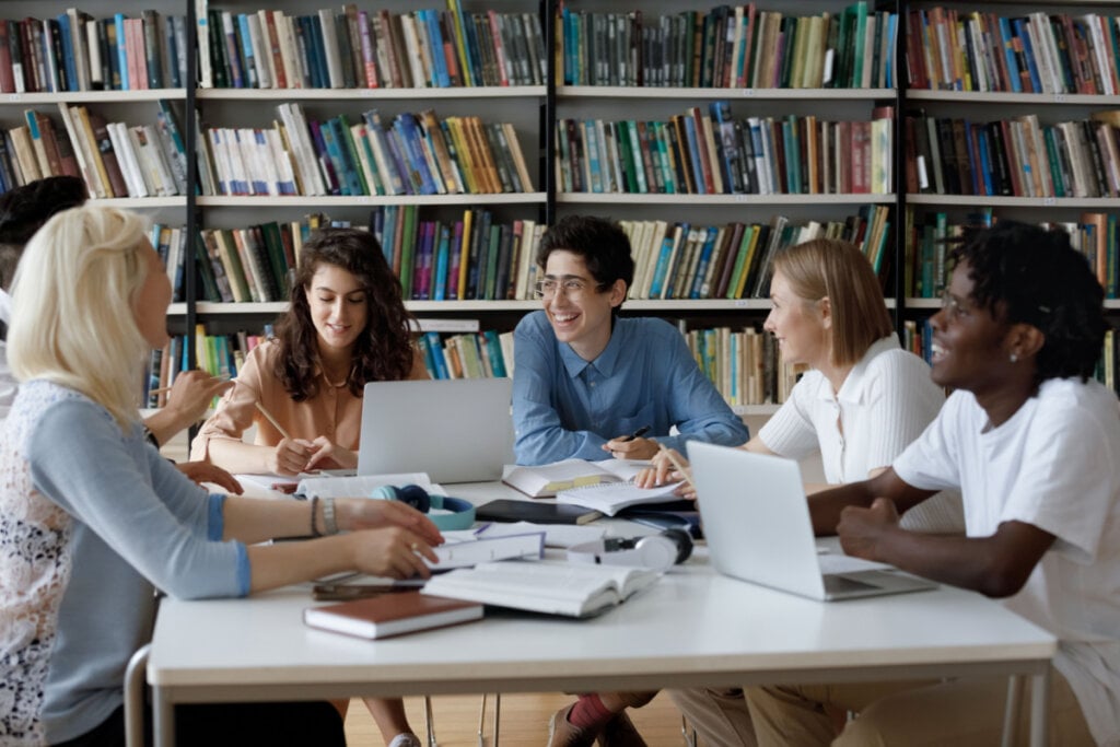 Estudar em grupo ajuda a desenvolver habilidades de escrita (Imagem: fizkes | ShutterStock)