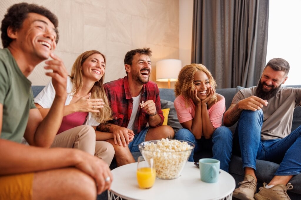 Relacionar-se com outras pessoas é fundamental para o bem-estar mental (Imagem: Impact Photography | Shutterstock)