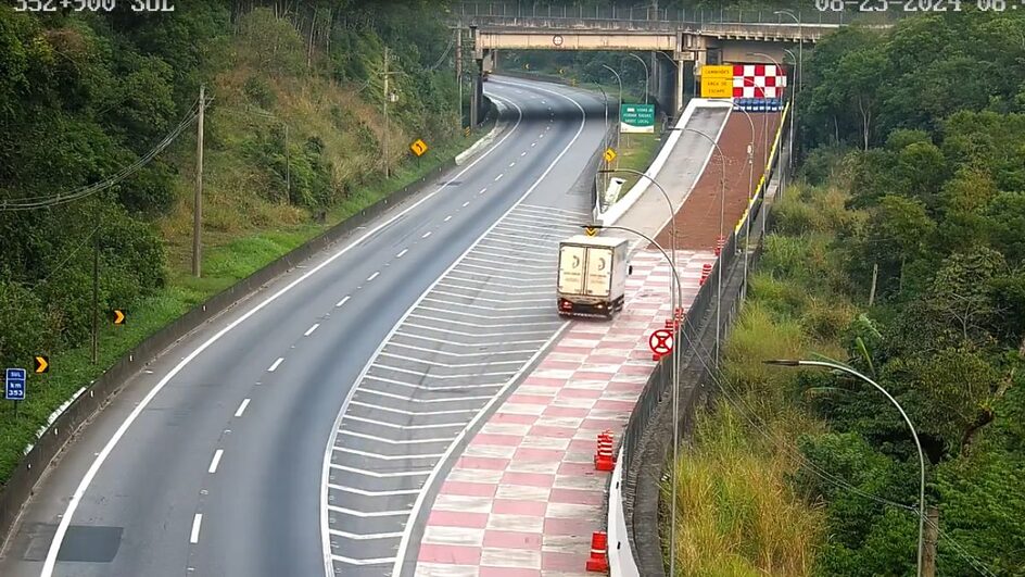 VÍDEO: Caminhão tem pane de freios e evita acidente ao utilizar área de escape na BR-116