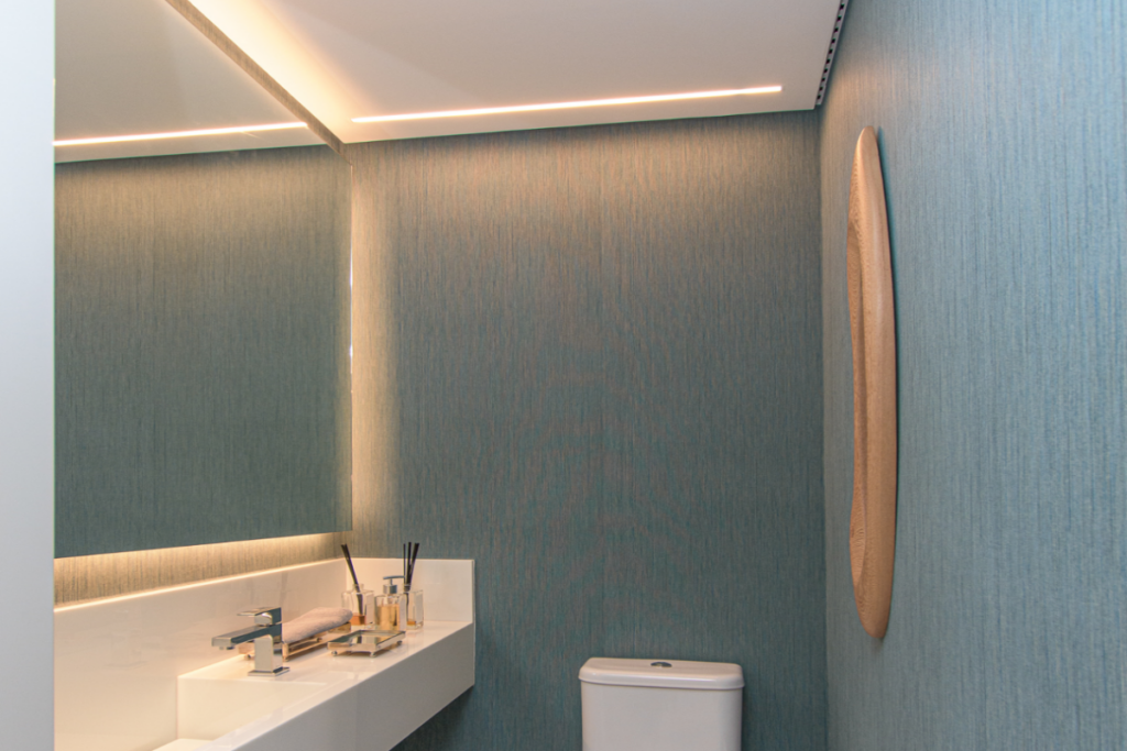 O banheiro deve ser iluminado de maneira uniforme (Projeto:&nbsp;Dantas & Passos Arquitetura | Imagem: Buzina de Imagem)