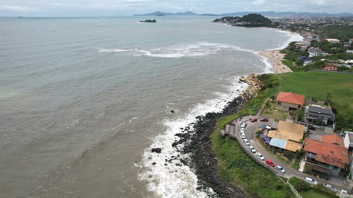 Processo seletivo tem vagas com salário de até R$ 18,7 mil para trabalhar em praia de SC