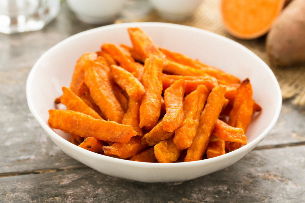 Batata-doce frita (Imagem: Martin Rettenberger | Shutterstock)