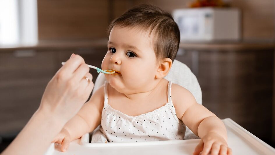 Paciência e cuidado são importantes durante a alimentação do bebê (Imagem: Kristina Igumnova26 | Shutterstock)