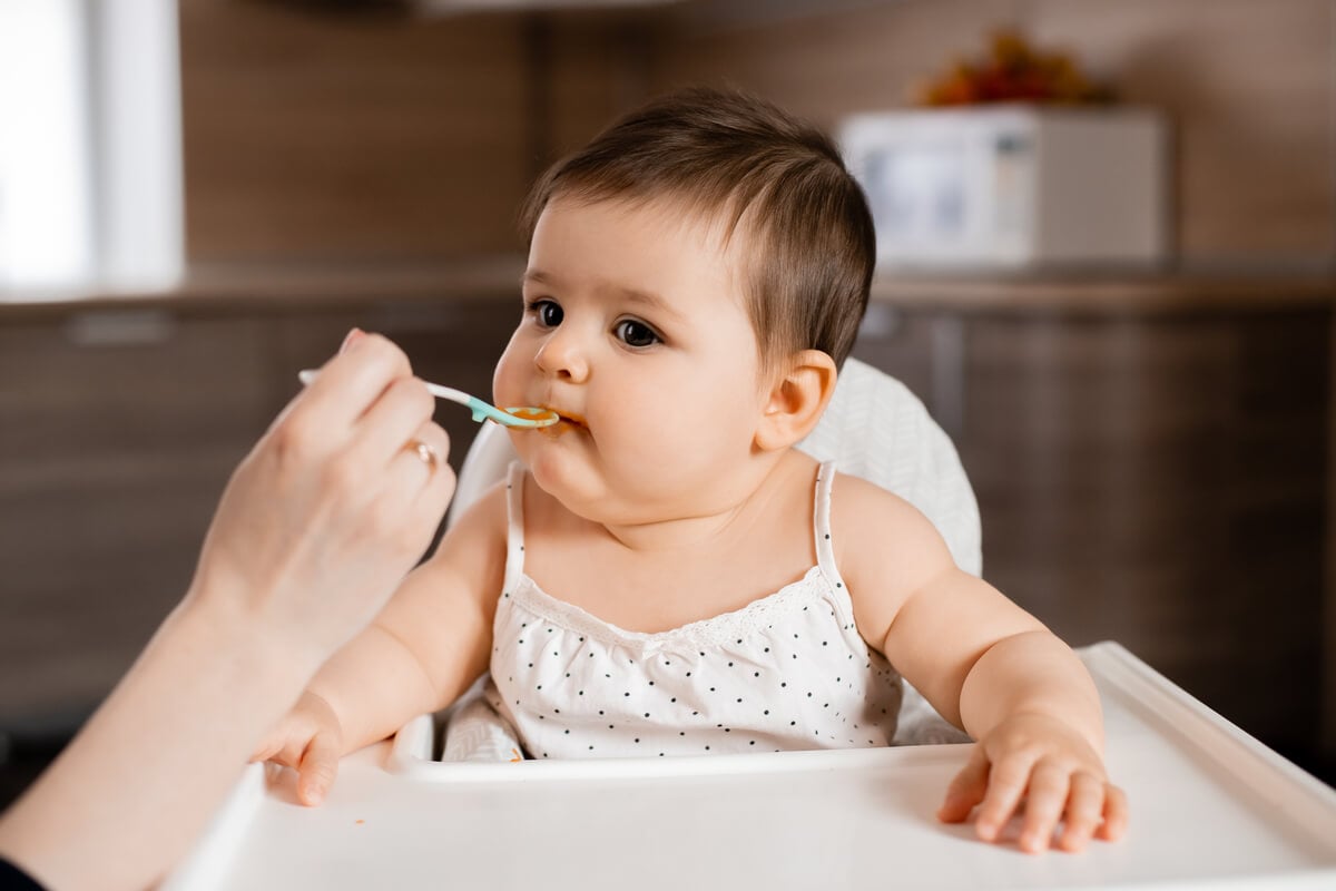 Paciência e cuidado são importantes durante a alimentação do bebê (Imagem: Kristina Igumnova26 | Shutterstock)