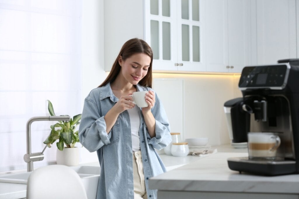 A cafeína presente no café atua como estimulante (Imagem: New Africa | Shutterstock)