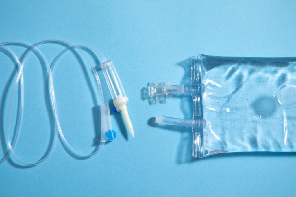 O soro hospitalar pode ser necessário quando a hidratação oral não é o suficiente (Imagem: ANDRANIK HAKOBYAN | Shutterstock)