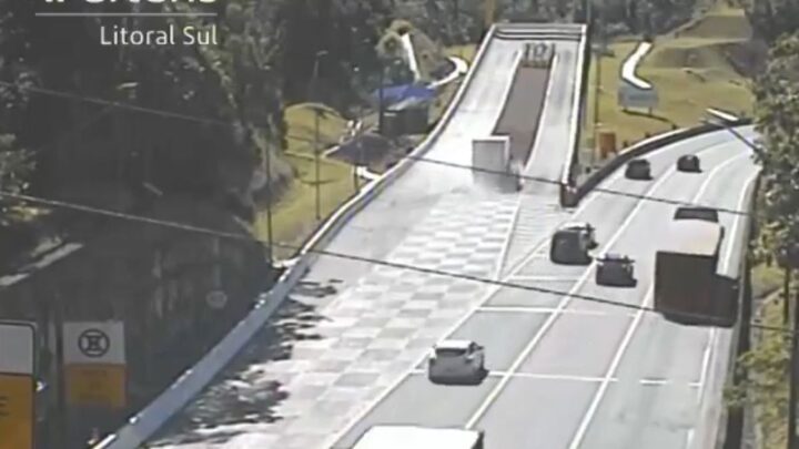VÍDEO: Caminhão com toneladas de frango perde freio e precisa utilizar área de escape na BR-376
