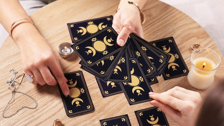 As cartas indicam a necessidade de ajuda espiritual em setembro (Imagem: New Africa | Shutterstock)