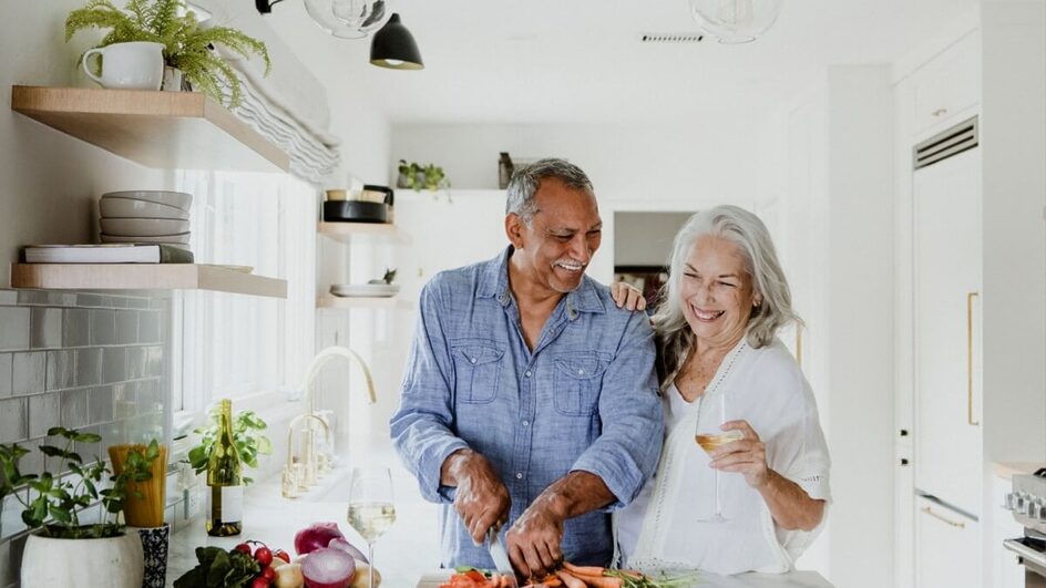 A alimentação equilibrada e saudável é fundamental para a saúde dos idosos (Imagem: Rawpixel.com | Shutterstock)