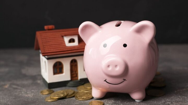 Alguns cuidados com as finanças podem ajudar na compra da casa (Imagem: New Africa | Shutterstock)
