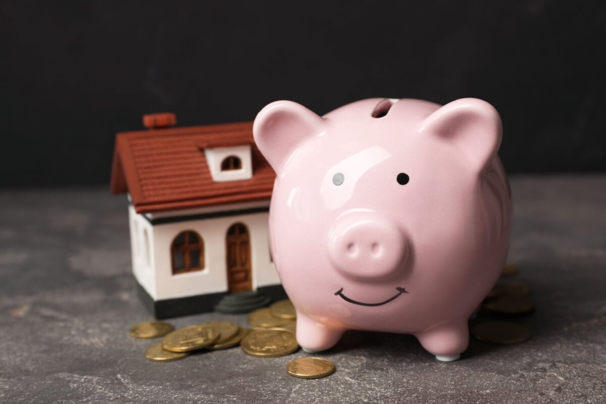 Alguns cuidados com as finanças podem ajudar na compra da casa (Imagem: New Africa | Shutterstock)