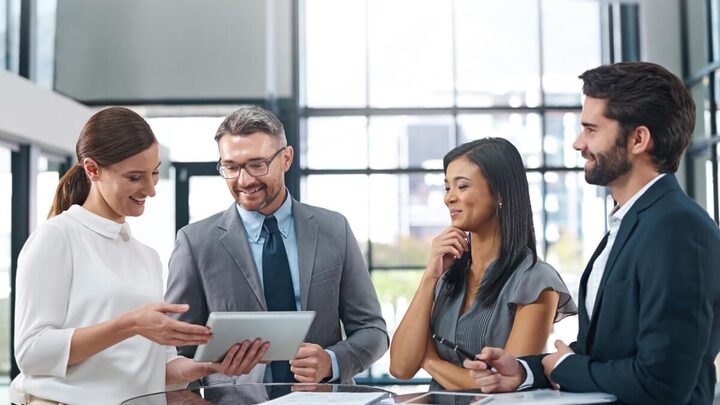 É importante tomar cuidado com alguns comportamentos no ambiente de trabalho (Imagem: PeopleImages.com - Yuri A | Shutterstock)