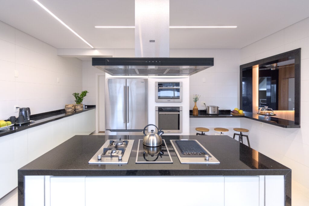 Na cozinha, a ilumina&ccedil;&atilde;o deve estar focada nas &aacute;reas do fog&atilde;o e da pia (Projeto:&nbsp;Dantas & Passos Arquitetura | Imagem: Buzina de Imagem)