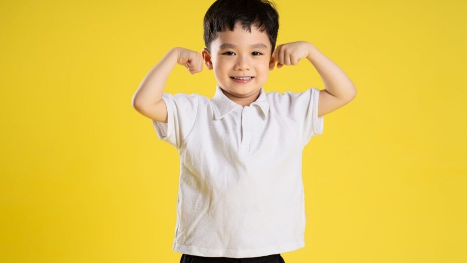 Compreender os fatores que influenciam o crescimento infantil é fundamental para garantir uma infância saudável (Imagem: 30042000 | Shutterstock)