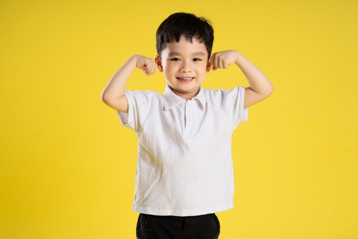 Compreender os fatores que influenciam o crescimento infantil é fundamental para garantir uma infância saudável (Imagem: 30042000 | Shutterstock)