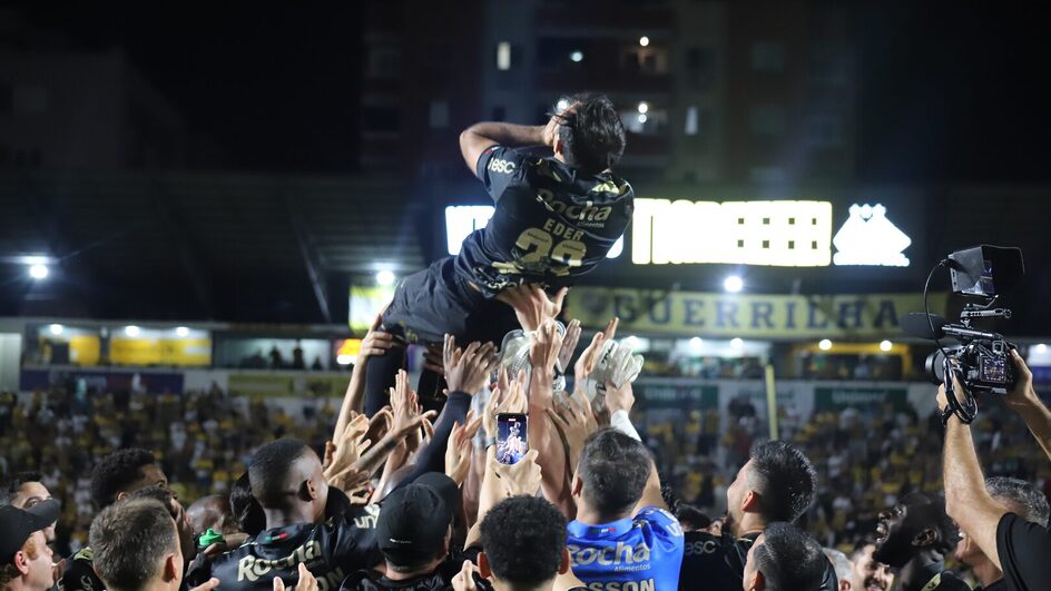 Criciúma vence o Atlético-MG na despedida de Eder