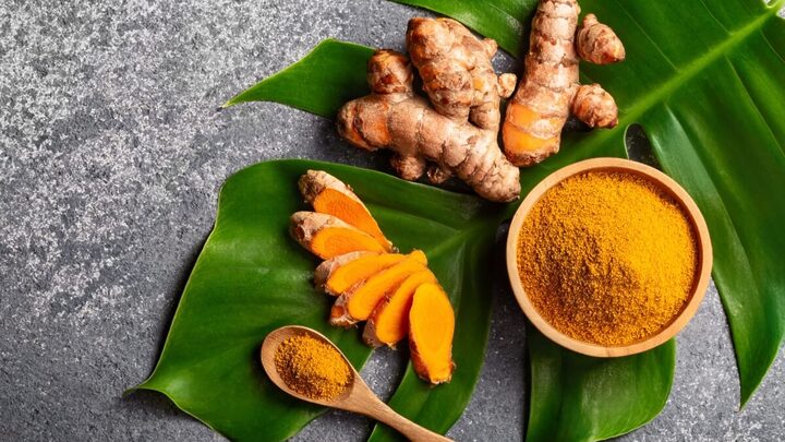 A cúrcuma, rica em curcumina, oferece propriedades antioxidantes e anti-inflamatórias (Imagem: Rostovtsevayu | Shutterstock)