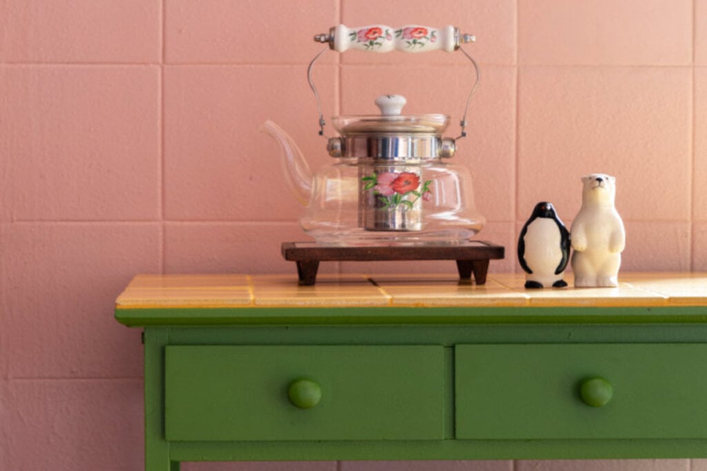 O m&oacute;vel em Lim&atilde;o-Taiti e Brilho Quente, frente &agrave; parede Creme Cor-de-Rosa, cria um cen&aacute;rio retr&ocirc;, r&uacute;stico e acolhedor (Imagem: Hist&oacute;rias de Casa | Divulga&ccedil;&atilde;o Suvinil)