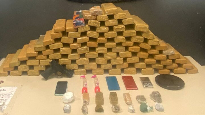 Homem tenta esconder, mas polícia encontra mais de 64 quilos de maconha em Florianópolis