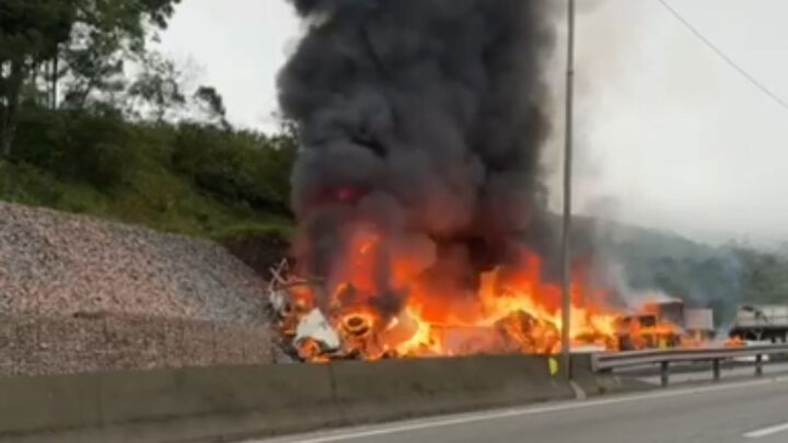 Caminhão pega fogo e duas pessoas morrem em engavetamento na BR-376, entre SC e PR