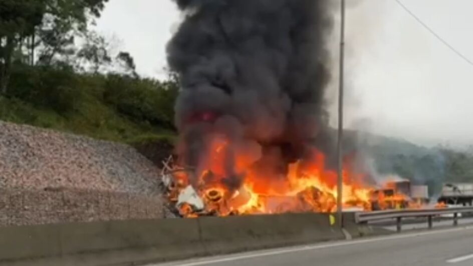 Caminhão pega fogo e duas pessoas morrem em engavetamento na BR-376, entre SC e PR