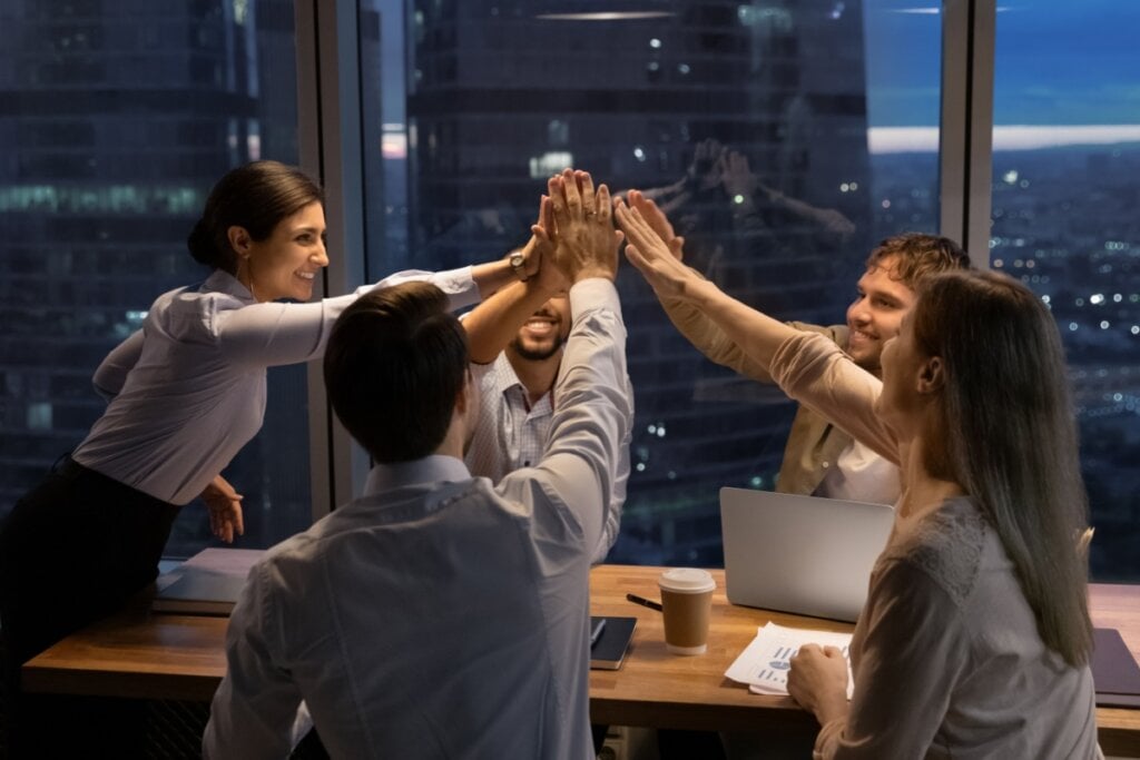 A colaboração entre a equipe é fundamental para uma boa produtividade e um ambiente de trabalho saudável (Imagem: fizkes | Shutterstock)