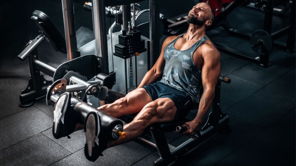 A cadeira extensora ajuda a tonificar a parte frontal das coxas (Imagem: vladee | Shutterstock)